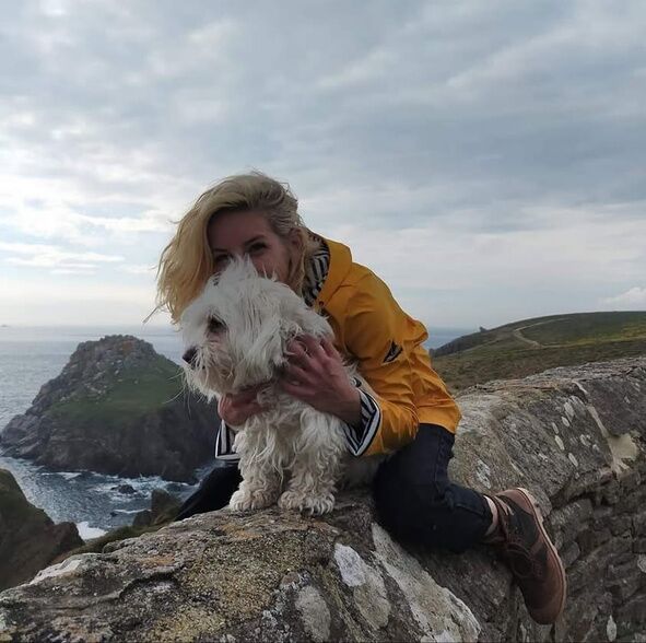 Margot et un chien de la pension en balade sur les rochers