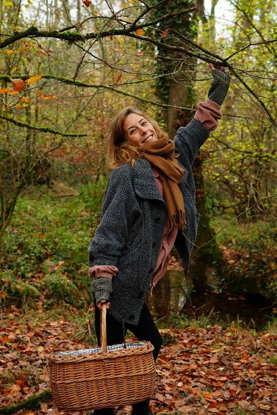 Margot, gestionnaire de la pension, en promenade en forêt